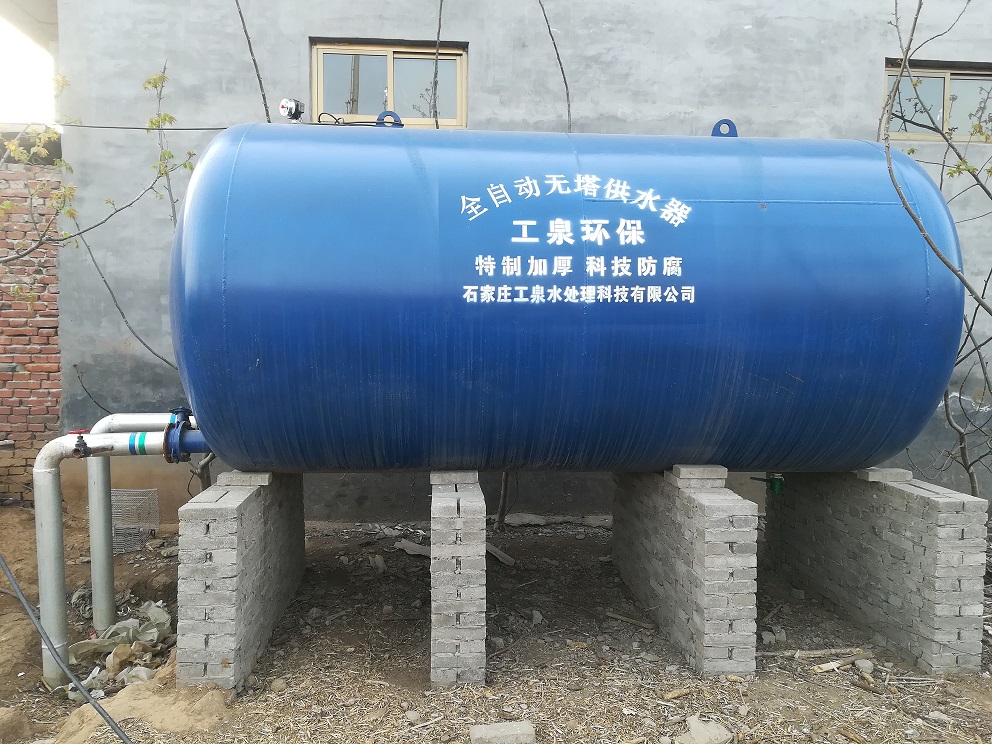 石家庄元氏县房地产公司订购的全自动无塔供水设备安装现场